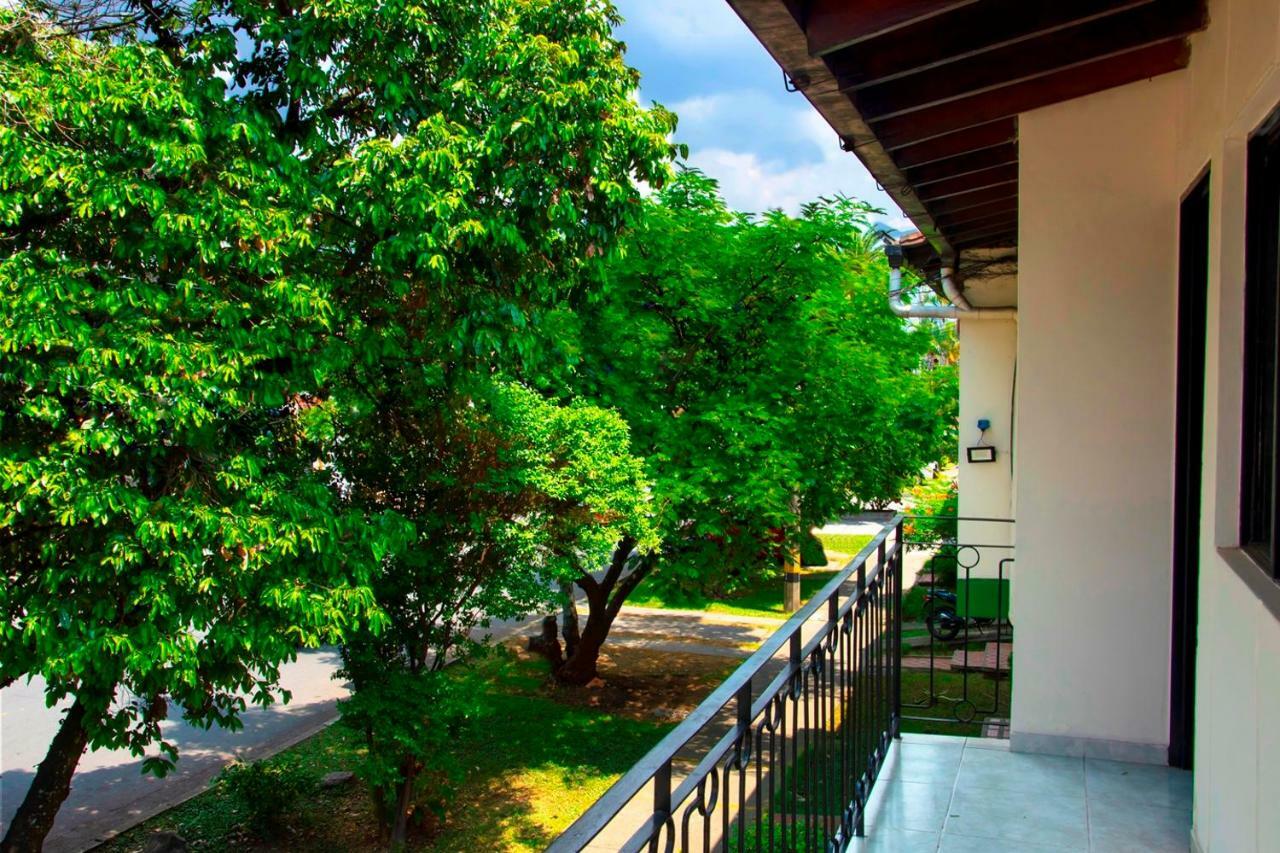Pa Pasiar Hostal Medellin Luaran gambar